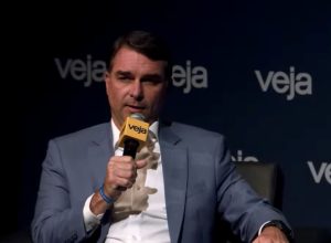 Na image, Flávio Bolsonaro durante o Veja Fórum Rumos do Brasil, em São Paulo