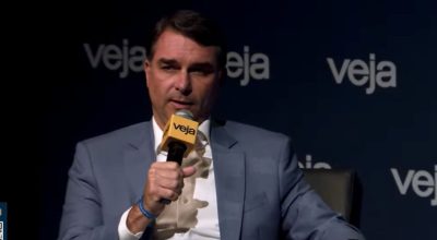 Na image, Flávio Bolsonaro durante o Veja Fórum Rumos do Brasil, em São Paulo