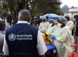 Pacientes com suspeita de ebola fogem depois de ataque
