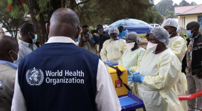Pacientes com suspeita de ebola fogem depois de ataque