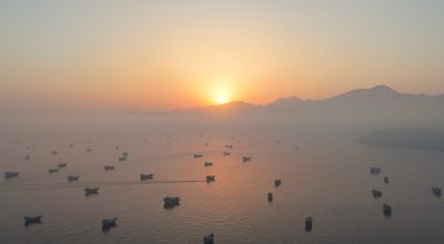 Uma imagem de drone mostra embarcações no Estreito de Hormuz, visto de Musandam, em Omã, em 15 de junho de 2026. REUTERS/Stringer