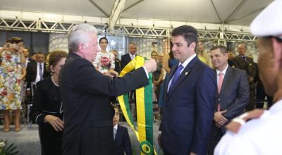 Gladson Cameli (à dir.) recebe a faixa governamental do pai, Eládio Cameli (à esq.), durante cerimônia de posse no governo do Acre, em 2019