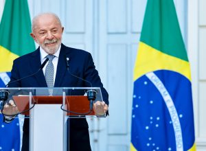 O presidente Lula fala a jornalistas na Residência da Missão Permanente do Brasil junto às Nações Unidas em Genebra (Suíça), em 17 de junho de 2026