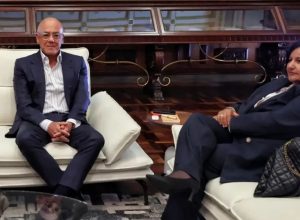 Jorge Rodríguez (esq.) e Dinorah Figuera durante reunião em Caracas; encontro abriu mesa técnica e política sobre transição democrática e reforma eleitoral