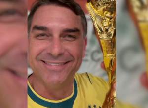 Na imagem, Flávio Bolsonaro em vídeo publicado em suas redes sociais criticando fala de Lula sobre Neymar