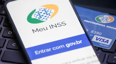 A verificação costuma ser feita por meio de cruzamento de dados oficiais, o que possibilita, à maioria dos beneficiários, não ser necessária a ida ao banco ou mesmo o acesso ao Meu