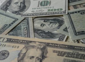 O valor da moeda americana é consequência de oferta e demanda no mercado de câmbio • Freepik