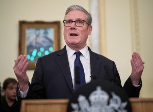Primeiro-ministro do Reino Unido, Keir Starmer, na residência oficial de Downing Street, em Londres 16/12/2025 Alastair Grant/Pool via REUTERS