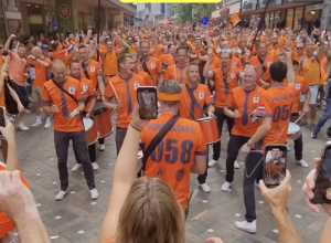 A torcida holandesa cantou a música "Magalenha" nos EUA em comemoração a vitória da seleção da Holanda