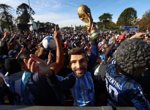 Argentinos comemoram gols de Messi e vitória da Argentina em Buenos Aires. Foto: REUTERS/Matias Baglietto