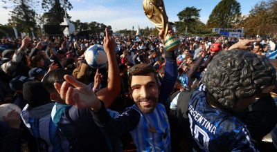 Argentinos comemoram gols de Messi e vitória da Argentina em Buenos Aires. Foto: REUTERS/Matias Baglietto