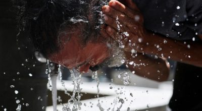 Homem lava o rosto para se refrescar durante onda de calor em Madri, na Espanha, em 23 de junho de 2026. REUTERS/Mohammed Salem