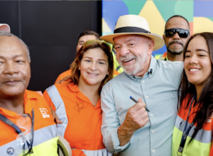 Lula (de chapéu) participou de anúncios de entregas na Nova Serra das Araras, no Rio, e depois embarcou para São Paulo