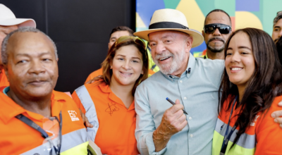 Lula (de chapéu) participou de anúncios de entregas na Nova Serra das Araras, no Rio, e depois embarcou para São Paulo