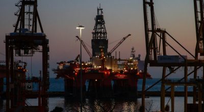 Imagem mostra uma plataforma de petróleo.