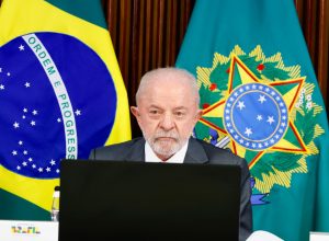 americano por meio de reuniões e relatórios escritos