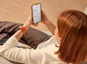 Mulher utilizando serviços financeiros do Inter pelo aplicativo de celular. • Inter