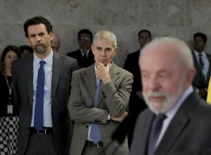 Na foto, Laércio Portela (à esq.), secretário de Imprensa de Lula e o ministro Sidônio Palmeira (centro), chefe da Secom de Lula (à dir.)