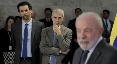 Na foto, Laércio Portela (à esq.), secretário de Imprensa de Lula e o ministro Sidônio Palmeira (centro), chefe da Secom de Lula (à dir.)