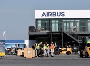 Um logotipo da Airbus é visto antes da abertura do 55º International Paris Airshow no Aeroporto de Le Bourget, perto de Paris, França, em 13 de junho de 2025. REUTERS/Benoit Tessie