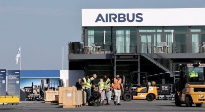 Um logotipo da Airbus é visto antes da abertura do 55º International Paris Airshow no Aeroporto de Le Bourget, perto de Paris, França, em 13 de junho de 2025. REUTERS/Benoit Tessie