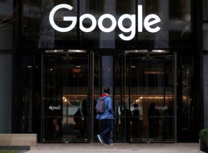 Logotipo do Google na entrada dos escritórios da empresa em Londres, Reino Unido 18 de janeiro de 2019 REUTERS/Hannah McKay
