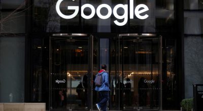 Logotipo do Google na entrada dos escritórios da empresa em Londres, Reino Unido 18 de janeiro de 2019 REUTERS/Hannah McKay