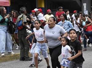 O Unicef estima que são necessários US$ 52 milhões para responder à emergência. Na imagem, crianças e adultos buscam abrigo na Venezuela