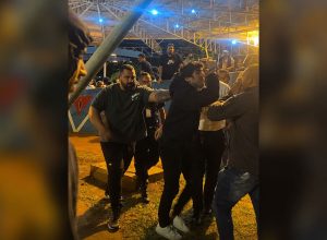 Matheus Pereira, do MBL, é empurrado durante confusão na aula magna de Fernando Haddad na Unicamp, em Campinas (SP)