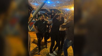 Matheus Pereira, do MBL, é empurrado durante confusão na aula magna de Fernando Haddad na Unicamp, em Campinas (SP)