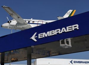 Um avião adorna o telhado da sede e fábrica de aeronaves da Embraer em São José dos Campos, Brasil, 16 de julho de 2025. REUTERS/Roosevelt Cassio/Foto de arquivo