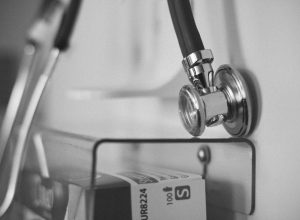 Ritmo no número de mortes por meningite é menor do que a OMS projetava; na imagem, um estetoscópio