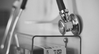 Ritmo no número de mortes por meningite é menor do que a OMS projetava; na imagem, um estetoscópio