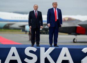 Na foto, Putin e Trump durante o encontro chamado de "em busca da paz" no Alasca em agosto de 2025