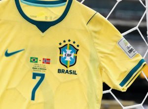 A seleção de futebol do Brasil chutou 14 vezes, mas acertou apenas 4 no alvo, aproveitamento de 28%; na imagem, a camisa da equipe brasileira de futebol