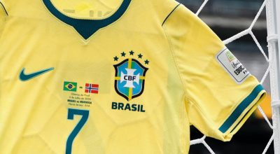 A seleção de futebol do Brasil chutou 14 vezes, mas acertou apenas 4 no alvo, aproveitamento de 28%; na imagem, a camisa da equipe brasileira de futebol