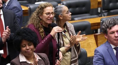 Na imagem, a relatora do projeto, Jandira Feghali (centro) e a autora da proposta, Jack Rocha (à esq)durante sessão plenária