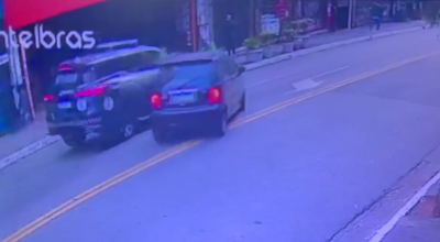 Vídeo mostra momento em que carro atinge viatura da GCM em SP • Reprodução