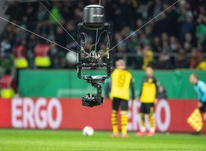 Na imagem, a câmera que mostra de perto os jogadores da Copa. As primeiras 72 partidas atraíram 4,6 milhões de torcedores aos estádios