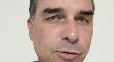 Na imagem, Flávio Bolsonaro. De acordo com o pré-candidato o Brasil está próximo de chegar a cota anual de 1,1 milhão de toneladas estabelecida pelo governo chinês para 2026 | Divu