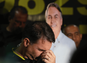 presidente Jair Bolsonaro (PL) ao fundo