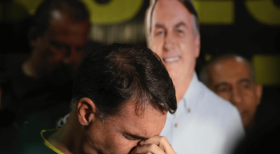 presidente Jair Bolsonaro (PL) ao fundo
