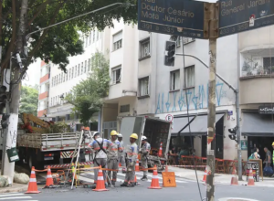 A Enel enfrenta um processo que pode levar à caducidade do seu contrato em São Paulo; na imagem, técnicos atuam para solucionar interrupção de serviços da empresa na cidade