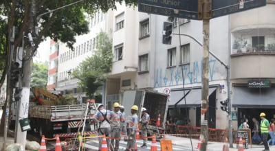 A Enel enfrenta um processo que pode levar à caducidade do seu contrato em São Paulo; na imagem, técnicos atuam para solucionar interrupção de serviços da empresa na cidade