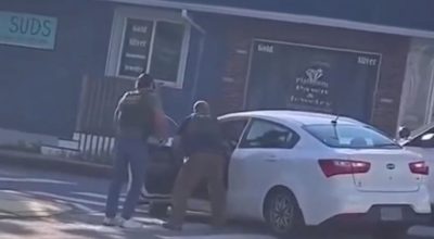O perfil no X do Scope Report publicou vídeo dos agentes retirando o corpo de Guerrero do carro e o algemando