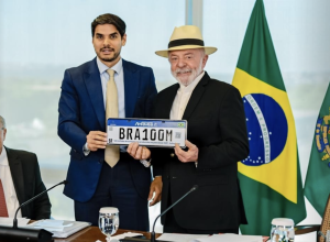 “As multinacionais podem simplesmente compreender que as exportações dela podem sair do Brasil", disse Lula (à dir.); a seu lado, o presidente da Anfavea, Igor Calvet