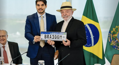 “As multinacionais podem simplesmente compreender que as exportações dela podem sair do Brasil", disse Lula (à dir.); a seu lado, o presidente da Anfavea, Igor Calvet