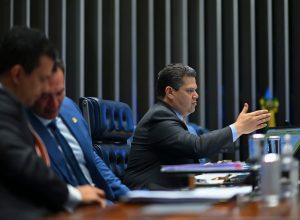 Plenário do Senado Federal durante sessão deliberativa; ao fundo, o presidente da Casa, senador Davi Alcolumbre