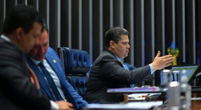 Plenário do Senado Federal durante sessão deliberativa; ao fundo, o presidente da Casa, senador Davi Alcolumbre
