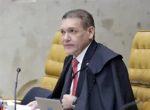 Ministro Nunes Marques determina remoção de vídeo que liga Flávio Bolsonaro ao PCC